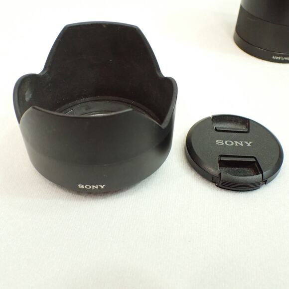 Sony SEL55F18Z Zeiss Sonnar FE 55mm f/1.8 Lens w/Hoya HD2 Filter, Hood, 2 Caps - Picture 10 of 15